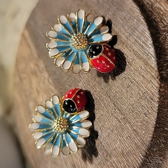 💥LOW STOCK💥Bloomin' Ladybug Earrings - Picture 3 of 5